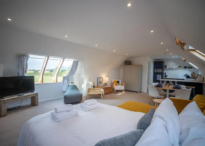 Stunning Studio With Countryside Views & Parking